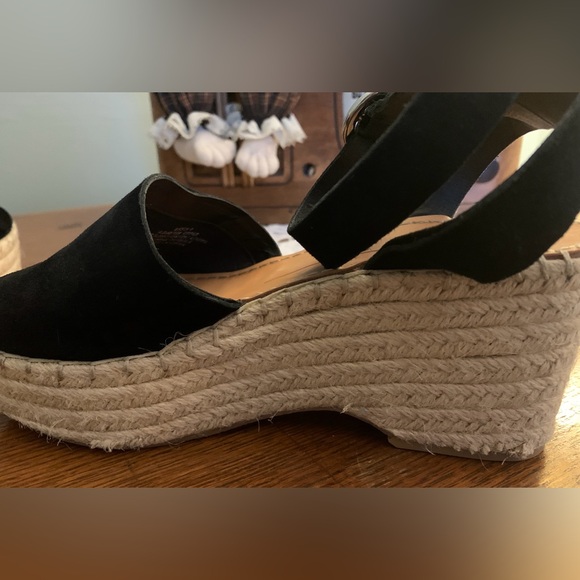 Dolce Vita Platform Sandals - Picture 11 of 11